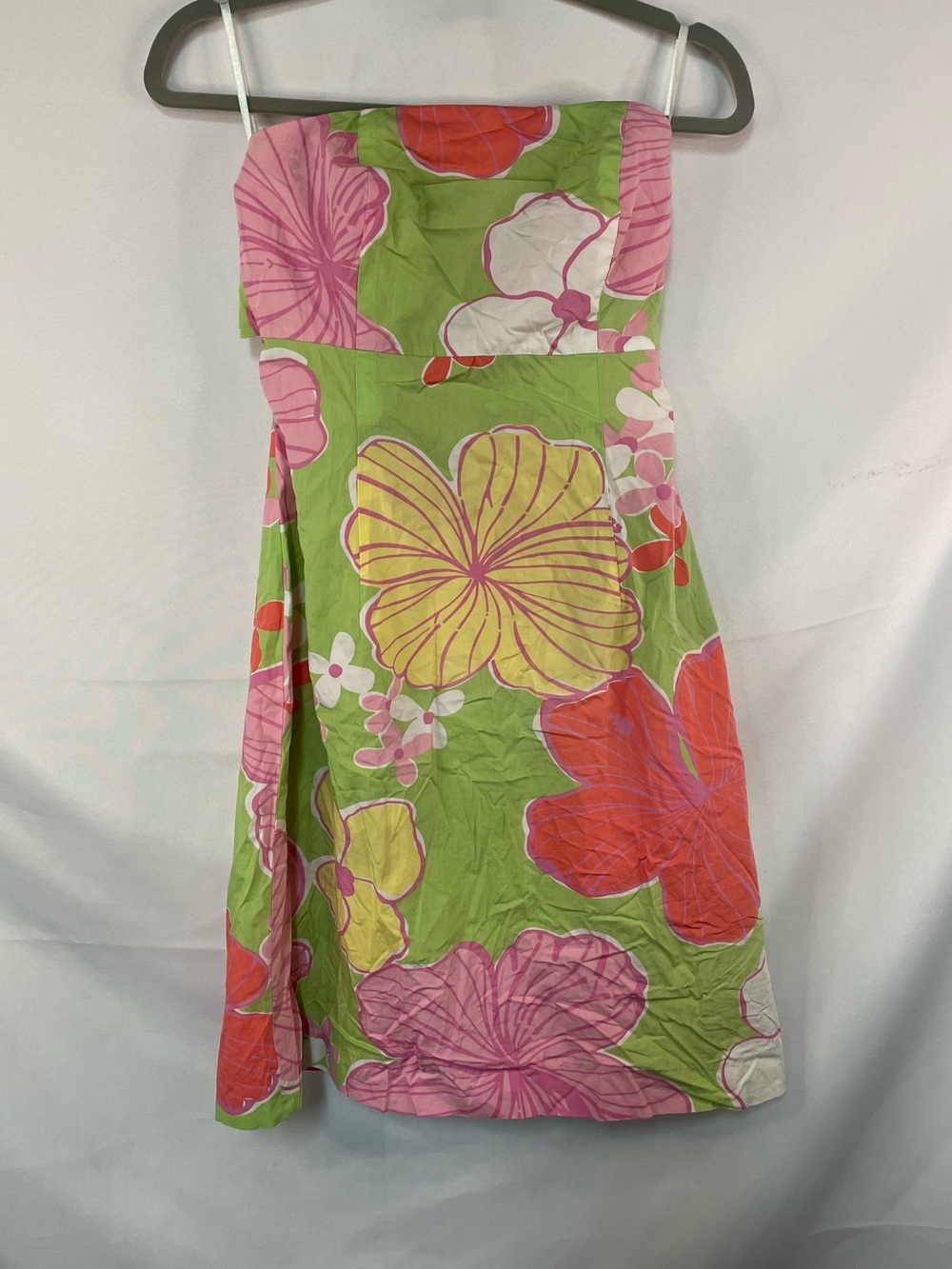 Lilly Pulitzer strapless floral dress in a cotton blend. Has grippy strip. Sz 4.